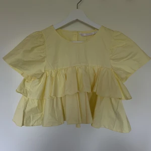 Jättesöt gul topp från Zara - Säljer denna jättefina gula toppen från Zara i strl S💛i nyskick!