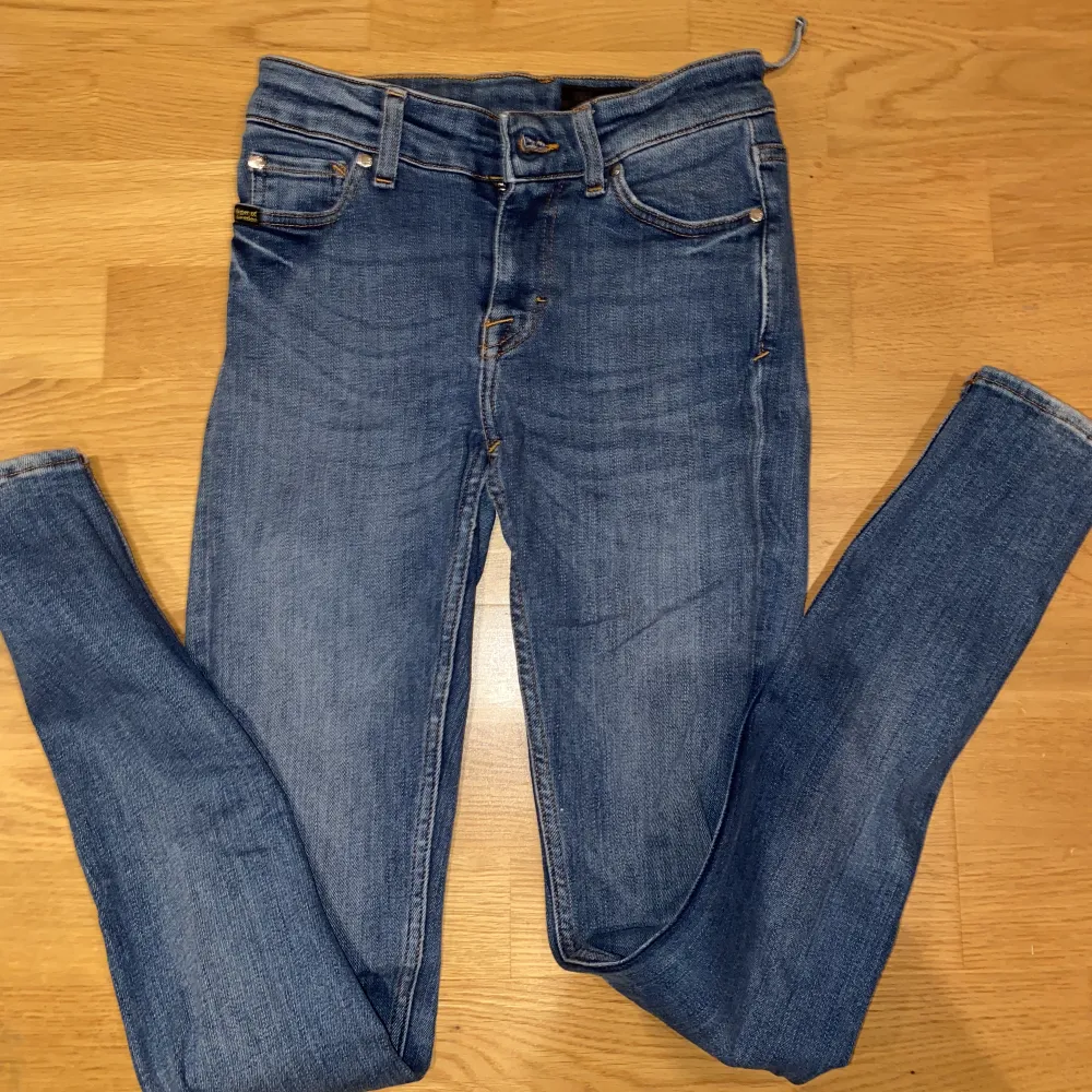 Lite slitna som man ser på bilden. True to size . Jeans & Byxor.