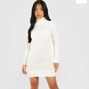 Super fin vit stickad klänning, med polokrage. Perfekt och jätte mysig nu till hösten samt vintern.🤍🤍 