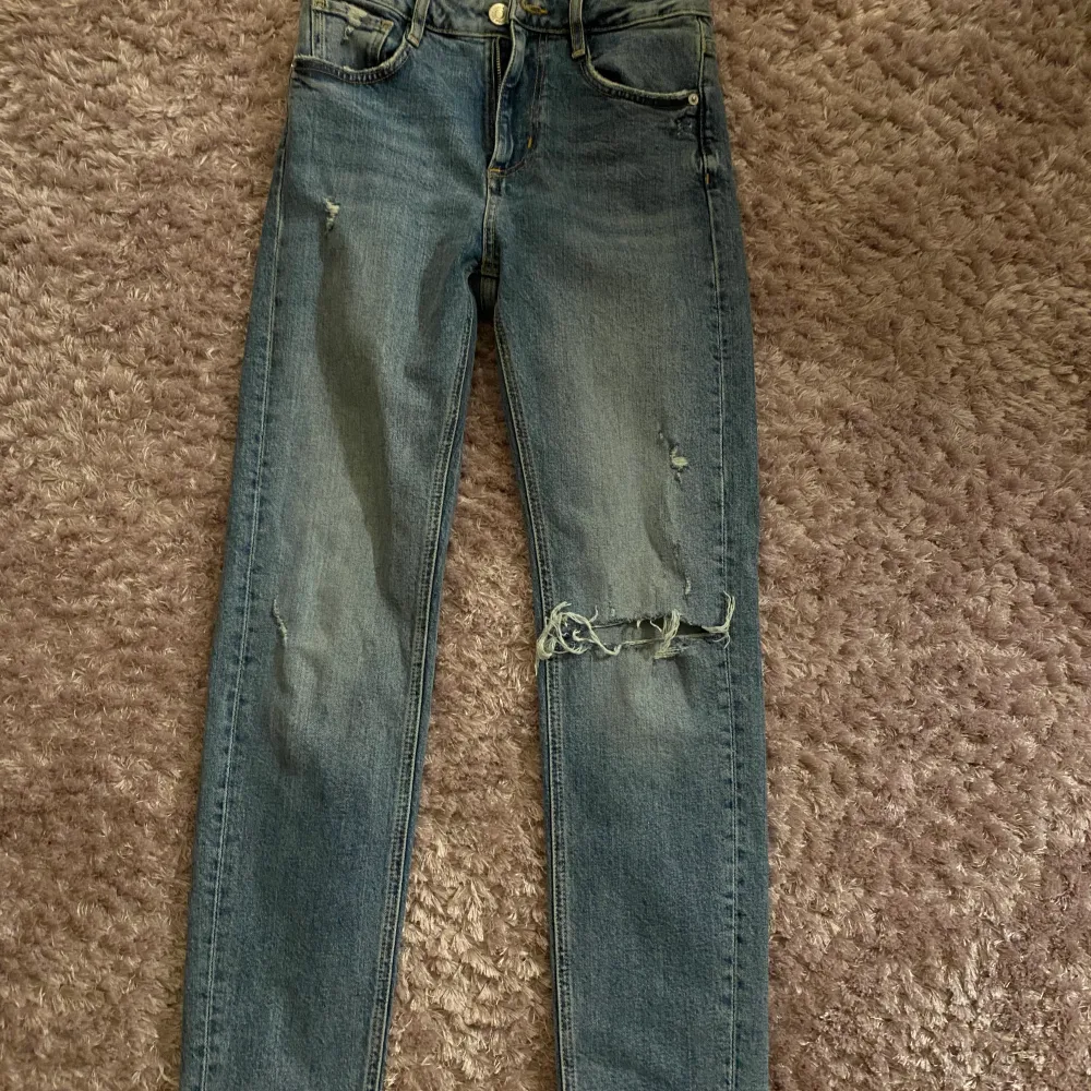 Jeans från zara i storlek 34. Knappt använda så i väldigt bra skicka. Köparen står för frakt. Jeans & Byxor.