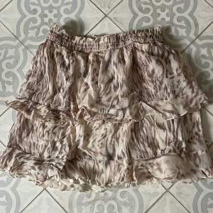 Superfin kjol från alix med resår i midjan. Stockholmsstil