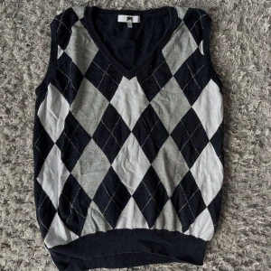 Tyg väst - Supersöt tyg väst, använt skick🤍Passar superbra med en vit t shirt under! 