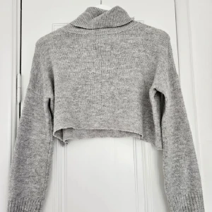 Stickad tröja - Stickad tröja med turtle neck perfekt inför höst och skolstart! Lite nopprig men i övrigt i bra skick. Finns tyvärr ingen lapp med storlek i tröjan men skulle säga att den sitter som en S❤️