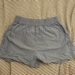Shorts - Ett par hel blåa shorts med stretch runt midjan💕