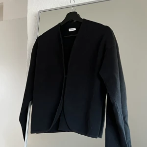 Filippa K Kofta S - Second Hand Fynd // Använd en gång av mig // Katt finns i hemmet // Frakt tillkommer