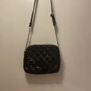 Säljer denna svart fina väska från Lindex❤️ Använd få gånger och i nyskick🫶🏼🫶🏼 Skicka till mig om du undrar nåt💘