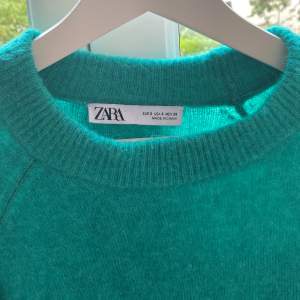 Säljer denna stickade gröna tröjan från zara. Perfekt i din capsule warderobe eftersom den passar till såå mycket! Jättebra skick🙌🏻🙌🏻