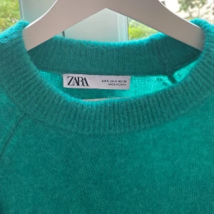Stickad tröja - Säljer denna stickade gröna tröjan från zara. Perfekt i din capsule warderobe eftersom den passar till såå mycket! Jättebra skick🙌🏻🙌🏻