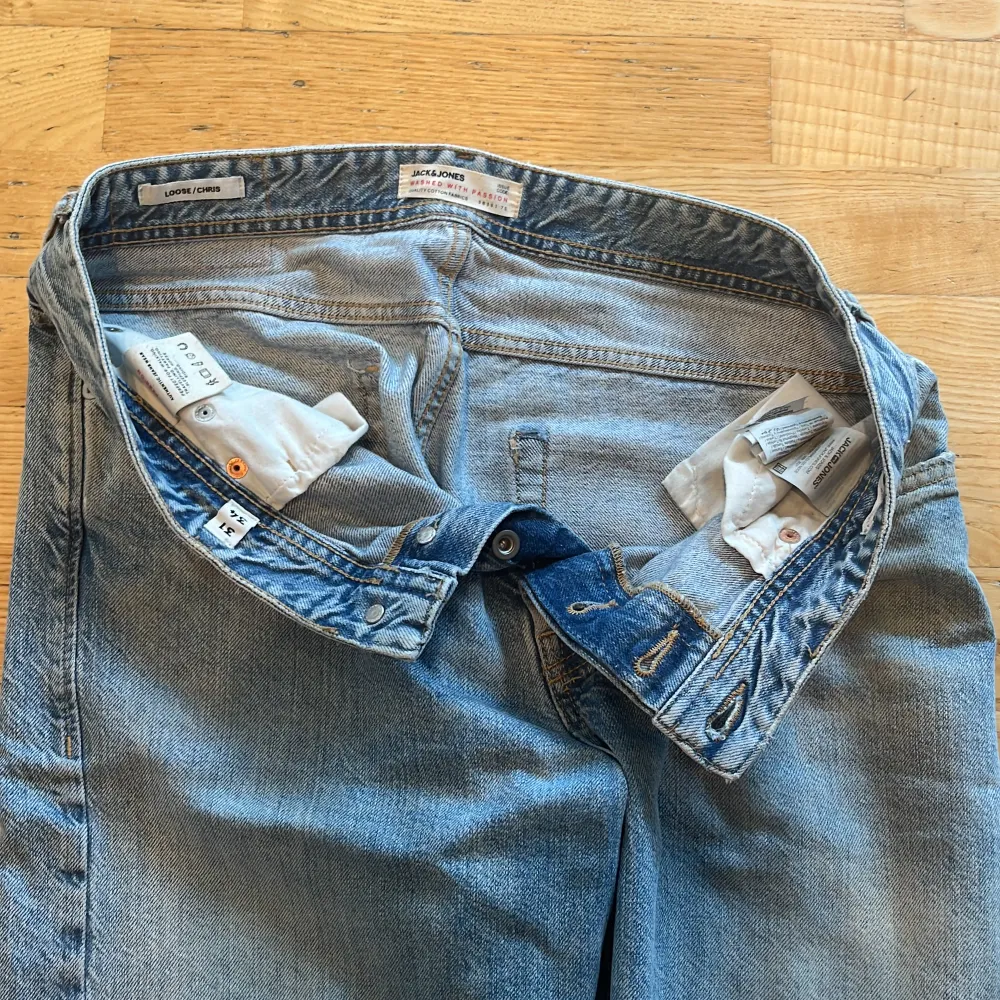 Tjena, säljer nu mina blåa Jack & Jones jeans i modellen loose/chris. Storleken är 31/34. Jeansen är i ett gott skick. Hör av dig vid funderingar, pris kan diskuteras . Jeans & Byxor.