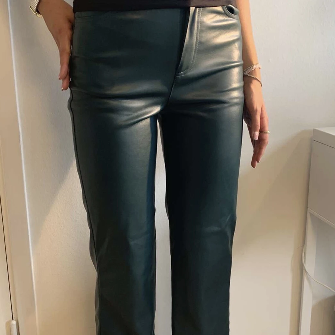 Mörkgröna skinnbyxor 