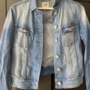 Lee - En lee jeans jacka knappt använd nypris 1800 säljer för 150kr