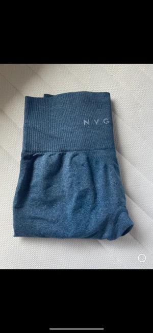 Gym byxor  - Säljer ett par super fina o snygga gym byxor från nygtn jätte fin blå färg och i strl s. Stretchiga men endå tighta! 160 är jag o dom passar min längd! Köpta för 650kr och säljer för 350! 