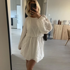 Hm klänning  - Säljer denna klänning som endast är provad då jag inte fått någon användning för den💗 storlek M men passar s-l. Frakt tillkommer💗