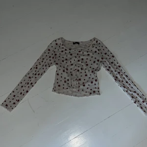 Tröja med blommor på🌺 - Säljer då den inte används, andra bilden är en närmare bild på mönstret🌺💗