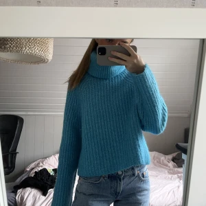 Blå stickad polotröja  - Blå stickad polotröja från Zara, grovt stickad och lite kortare i modellen. Storlek S