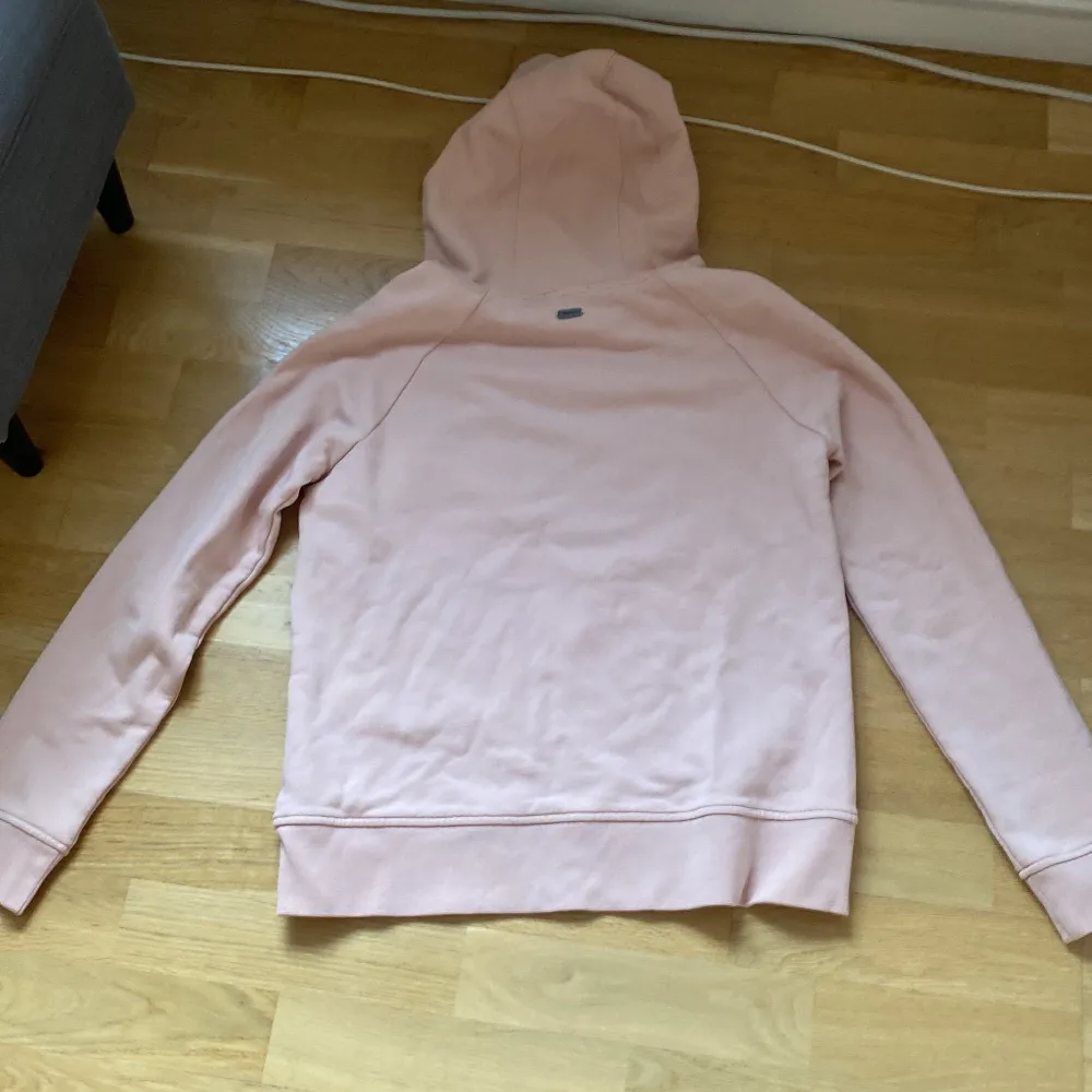 Helt oanvänd rosa barbour hoodie i lika fint skick som när den var köpt. Lite tunnare material, perfekt för en varmare höst/vinterdag! Tröjan finns även i samma modell fast i mörkblå istället för rosa!!🩷💙. Hoodies.