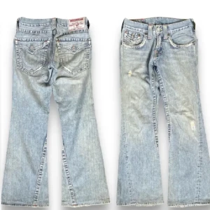 True religion jeans - Jättefina trueys som tyvärr är för små för mig💗 Det "slitna" på framsidan av låret har gått upp (Syns på bild 2) 🫶Mått; midja (rakt över): 40cm, innerben: 75cm, ytterben: 97cm, benöppning: 24cm⭐️⭐️⭐️