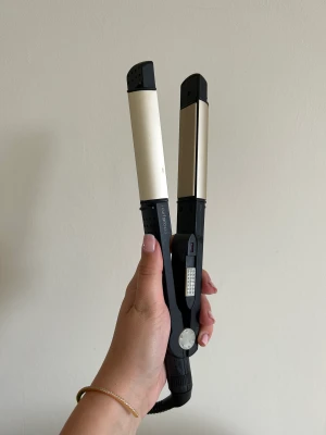 Platt/locktång - En grym plattång från Babyliss som man också kan göra jättefina lockar med tack vare de rundade kanterna. Väl använd men fungerar toppen! 