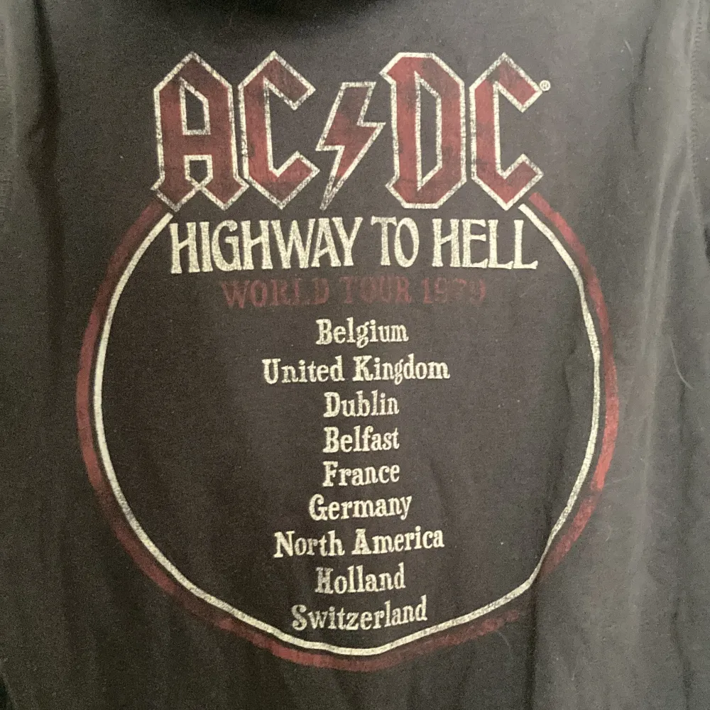 Fin AC/DC hoodie i bra skick, brukade användas mycket men inte längre.. Hoodies.
