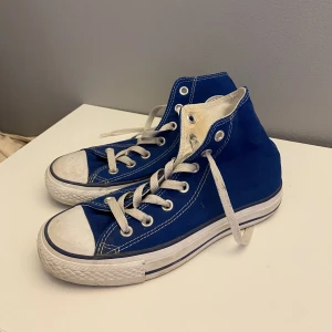 Blå Converse - Blå Converse som än är i bra skick💙 Storlek 36,5. Lite småfläckar som lätt kan tvättas bort.