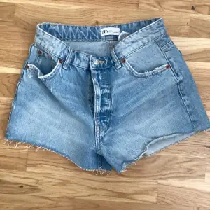 Jätte bra skick då de knappt är använda.  jätte snygga zara shorts säljer för stt de är förstöra och billigt eftersom sommarn  snart är slut. ❤️ 