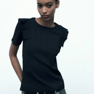 Zara volang t shirt - Köpt från Zara för några månader sen, knappast använd💕 Slutsåld på sidan