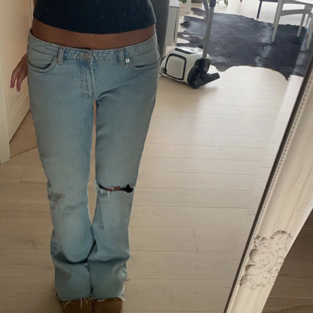 Sååå snygga zara jeans som jag klippt ett hål på, har även klippt av dom där nere men dom är fortfarande lite långa på mig som är 167. Jeans & Byxor.