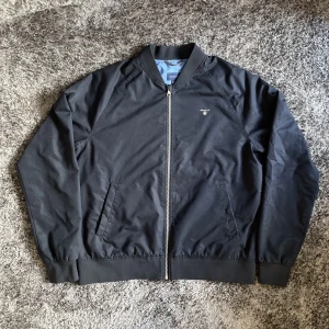 Mörk Blå ”Gant” Vår/Höstjacka  - Mörk Blå Gant Vår/Höstjacka. Storlek 176 (16yr). Knappt använd, inga märken/hål/smuts och kvaliten är väldigt bra. Kunden betalar frakten 😚.