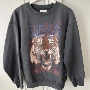 Säljer denna jättecoola tröja från Anine Bing. Tröjan är i nyskick. 