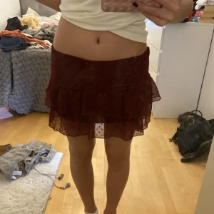 Lågmidjad volangkjol - Säljer denna rödprickiga volangkjol från bikbok. Brukar vika ned kanten så att kjolen blir snyggt lågmidjad så som på bilderna🤗 nästan aldrig använd