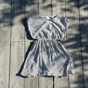 Klänning från zara - En fin randig klänning från zara. 💖Använd 1 gång. Storlek 152. Pris 50kr