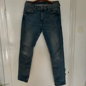 Lee jeans i storlek 32/34. Skicket är mycket bra utan defekter. Dm för frågor osv. 