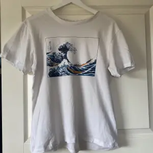 Jättefin t-shirt med The great wave of Kanagawa som motiv. Passar till typ verkligen allt! 