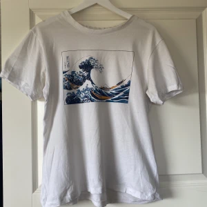 the great wave t-shirt - Jättefin t-shirt med The great wave of Kanagawa som motiv. Passar till typ verkligen allt! 