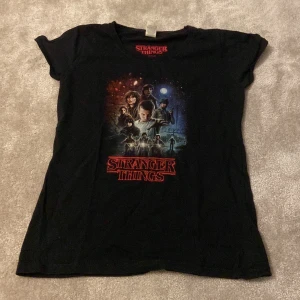 Stranger things - En Stranger things t-shirt . Använd en gång