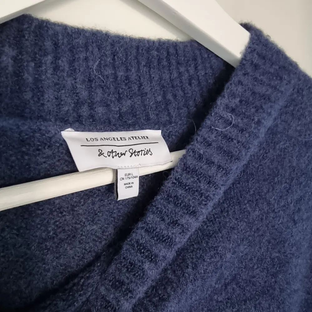 Populär blå stickad tröja från & Other Stories 💙 Säljer då den inte passar mig. Perfekt till hösten 🍂  Använd gärna köp nu ❤️. Tröjor & Koftor.