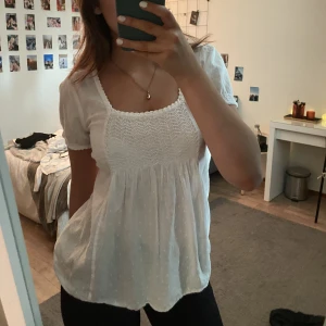 Blus  - Säljer en vit blus från odd Molly och som passar en i XS/S. Den har små detaljer. Använd fåtal gånger💕priset går att diskuteras!! 