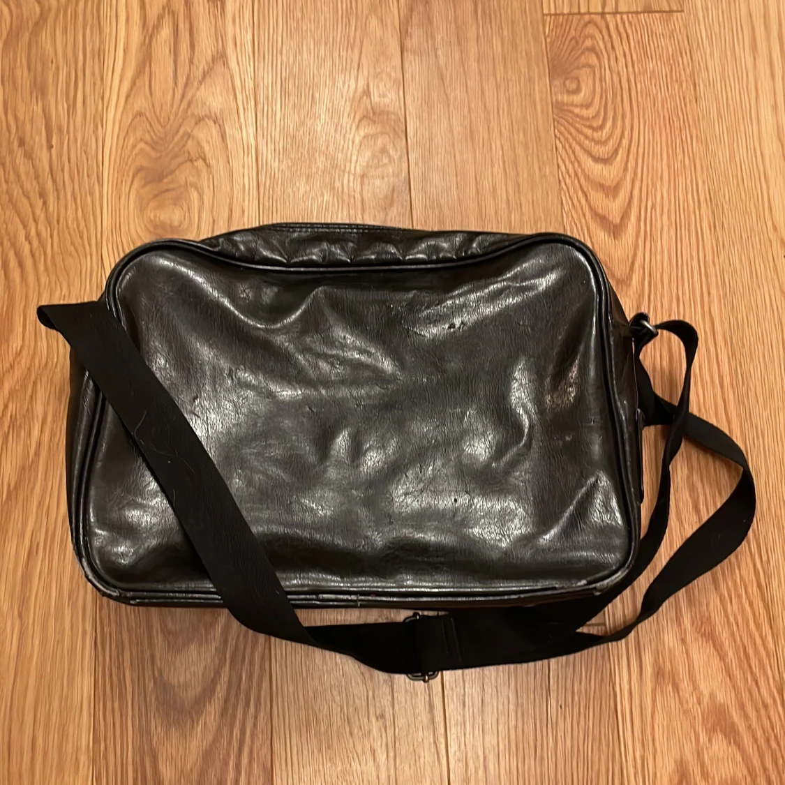 Svart adidas axelremsväska - 90