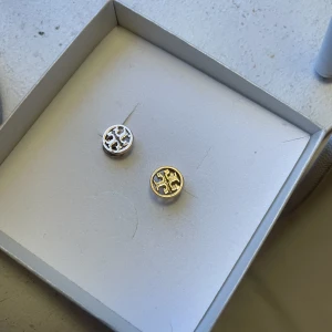Guldiga tory burch örhängen  - Guldiga tory burch örhängen då jag har två par!  Ordinarie pris 999kr  Mitt pris 400kr + frakt! 💗