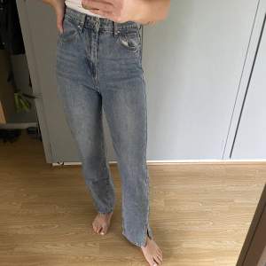 Superfina jeans; med reva längst ner🌼