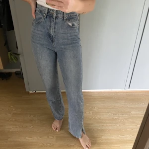Raka Jeans🤍 - Superfina jeans; med reva längst ner🌼