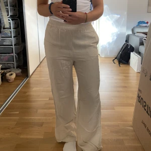 Linnebyxor  - Säljer mina linnebyxor som aldrig använts i storlek S från H&M. Säg till ifall ni är intresserade🥰