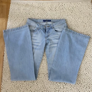 Lågmidjade jeans  - Säljer dessa lågmidjade jeansen. Stolek 36 men passar även mindre. Många intresserade säljer direkt för 450kr.
