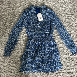 Zara Klänning  - En halt ny blå klänning från Zara. Endast använd 1 gång, med prislappen kvar. 