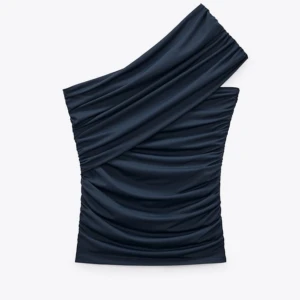 Topp zara  - Säljer denna jättefina topp från zara i mörkblått, helt ny med prislapp kvar, säljer då jag råka beställa 2💙