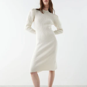 Stickad klänning - Beige stickad klänning från Gina med piffig axel! Super fin och dessutom skön! Säljer pga blivit för liten för mig! Köpt för 399kr🤍