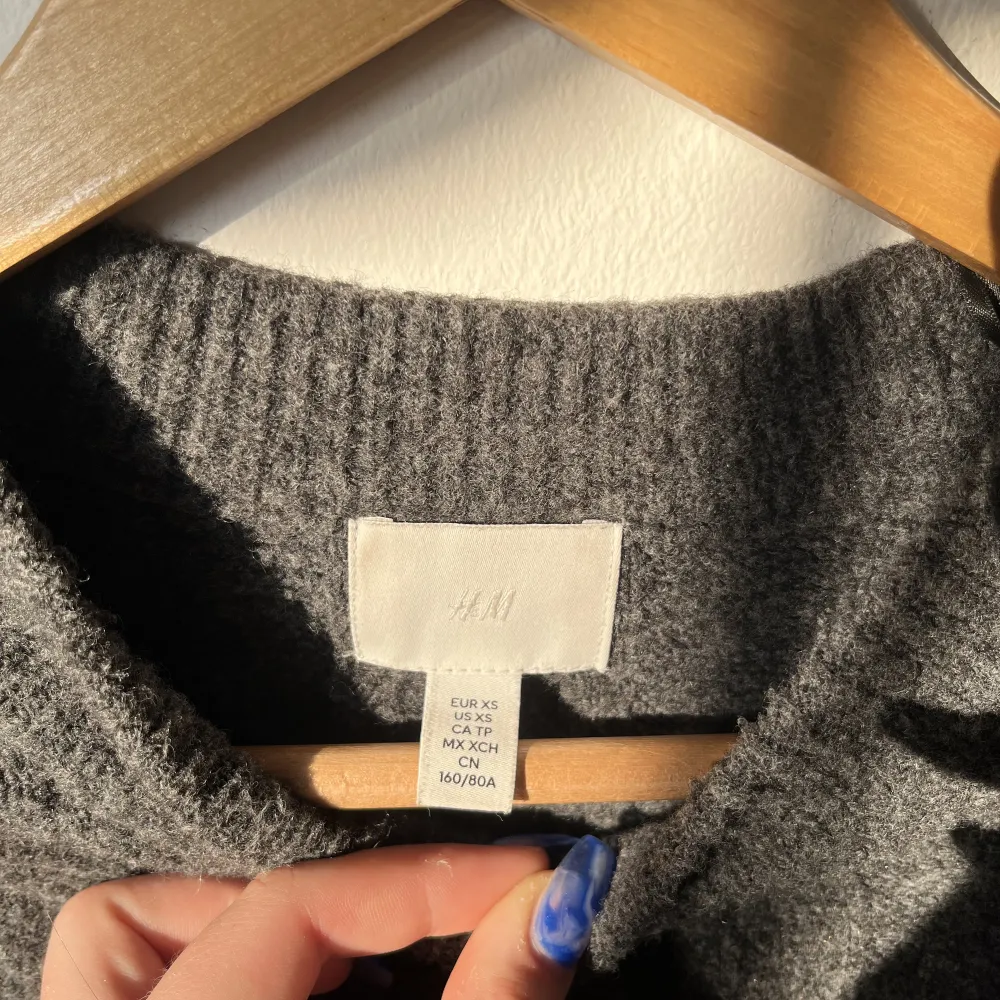 En grå stickad tröja från hm. Använd ett fåtal gånger så den är i väldigt bra skick. Den är I storlek xs.. Stickat.
