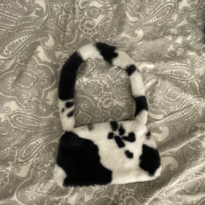 En komönstrad axelväska🐮 - Knappt använd