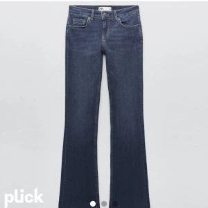 Lågmidjade zara jeans bootcut - Säljer dessa superfina slutsålda zara jeansen. Säljer pga att de nästan aldrig kommit till användning så i nyskick!❤️