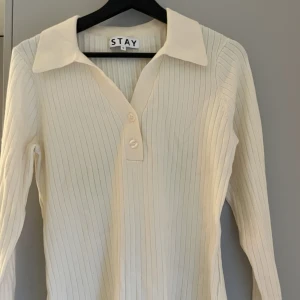 Vaniljfärgad tröja - Vaniljfärgad långärmad tröja, jättefint skick!  Använd max 2 ggr.